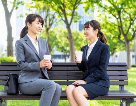 ビジネスの合間にベンチでほっと一息休憩 ビジネスの合間にベンチでほっと一息休憩の写真