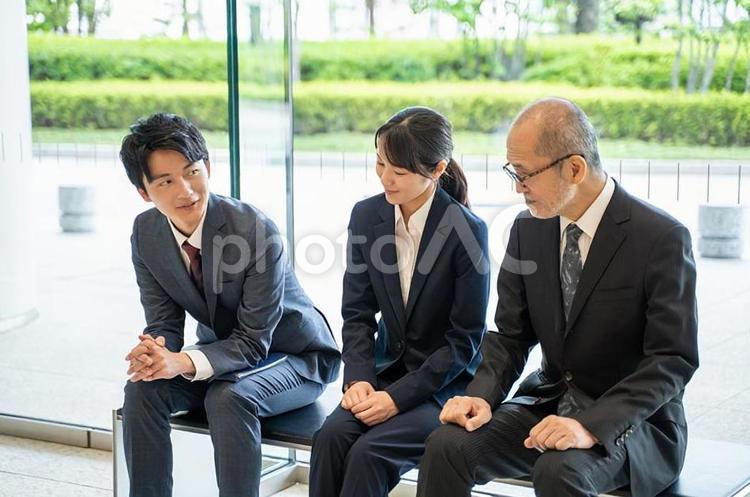 雑談をするビジネスマン ビジネス,談笑,男女の写真素材