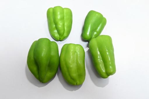 並んだピーマンの写真