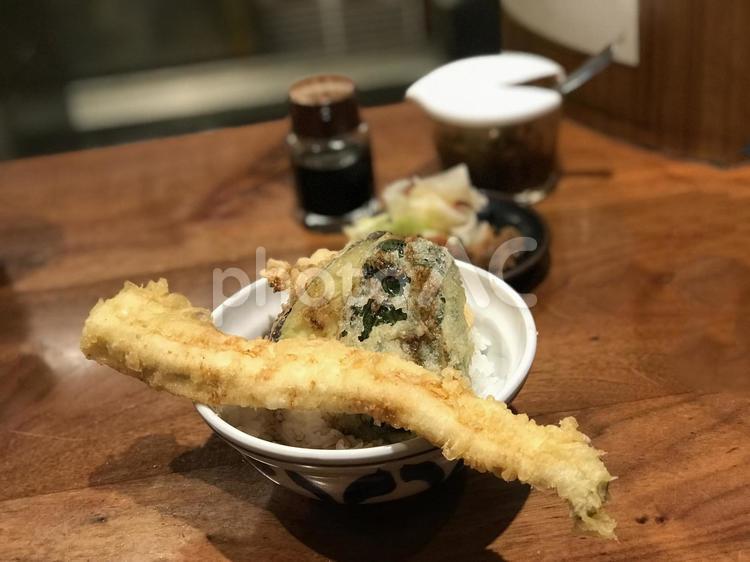 丼からはみ出るアナゴ丼 アナゴ,どんぶり,丼の写真素材