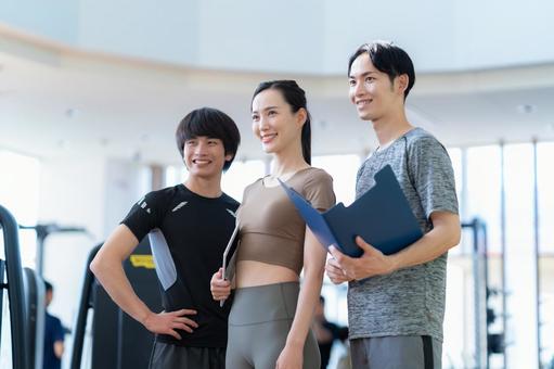 スポーツジムでトレーニングをする若い男女 スポーツジム,フィットネス,ダイエットの写真素材