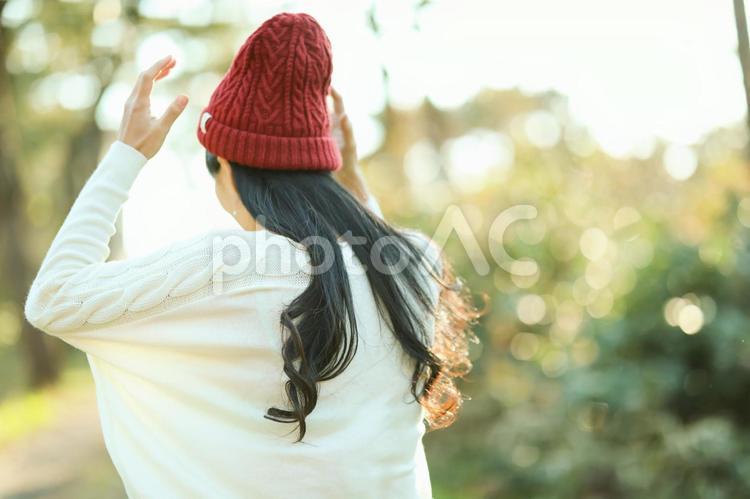 白い服の女性　森ポートレート 森,グリーン,緑の写真素材