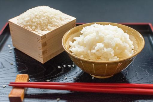炊きたてご飯と一合升 炊きたてご飯と一合升 の写真