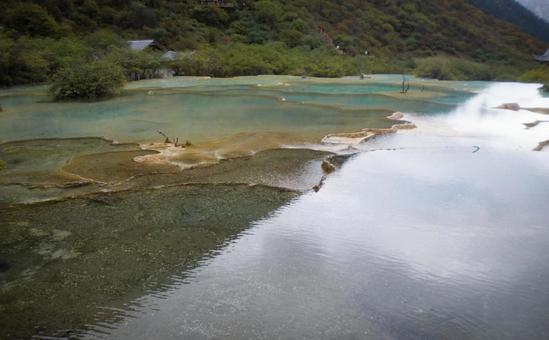 新疆の青く澄んだ湖と幻想的な水面の風景 新疆の青く澄んだ湖と幻想的な水面の風景 新疆,湖,青い水の写真素材