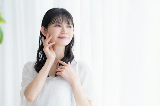 リビングでスキンケアをするミドルの女性 ビューティー,スキンケア,女性の写真素材