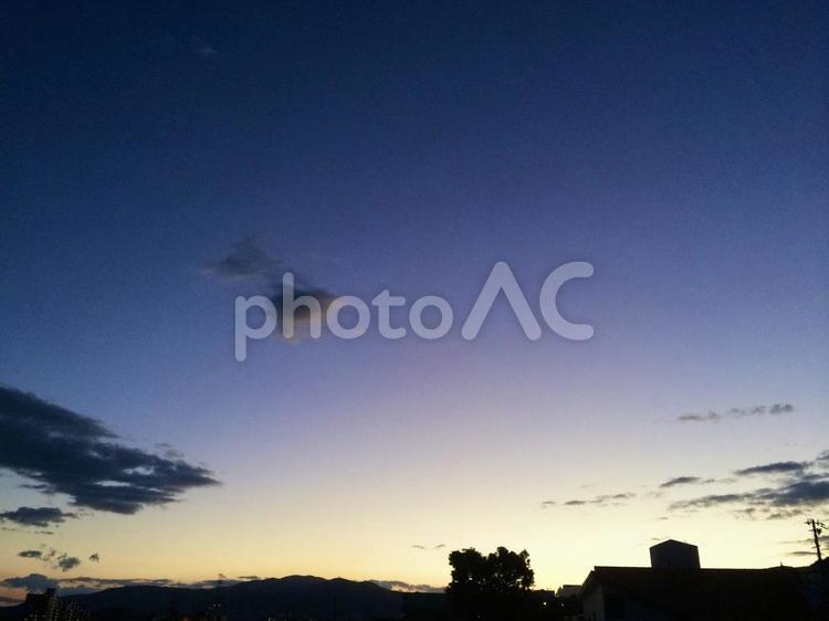 青と黄色のグラデーションの夕暮れ 日暮れ,空,風景の写真素材