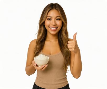 ご飯を持ってグッドサインをする女性 ご飯を持ってグッドサインをする女性の写真