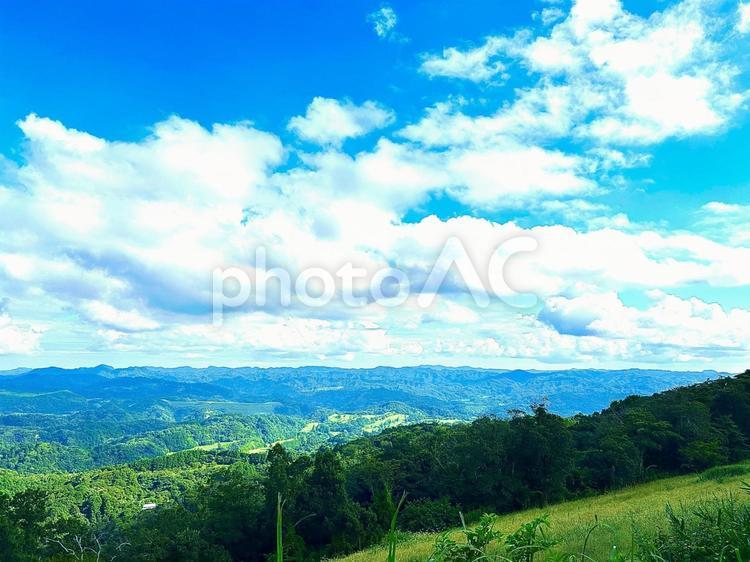 青い空と雲と山の写真素材 森,自然,空の写真素材