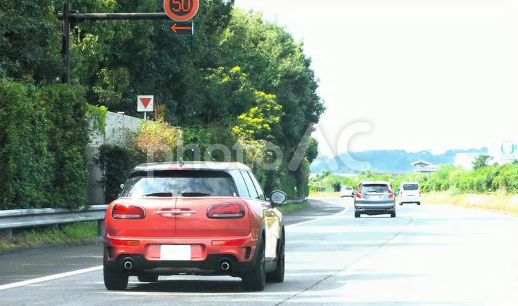 制限速度50キロ終わりの標識 ドライブ,車,車の列の写真素材