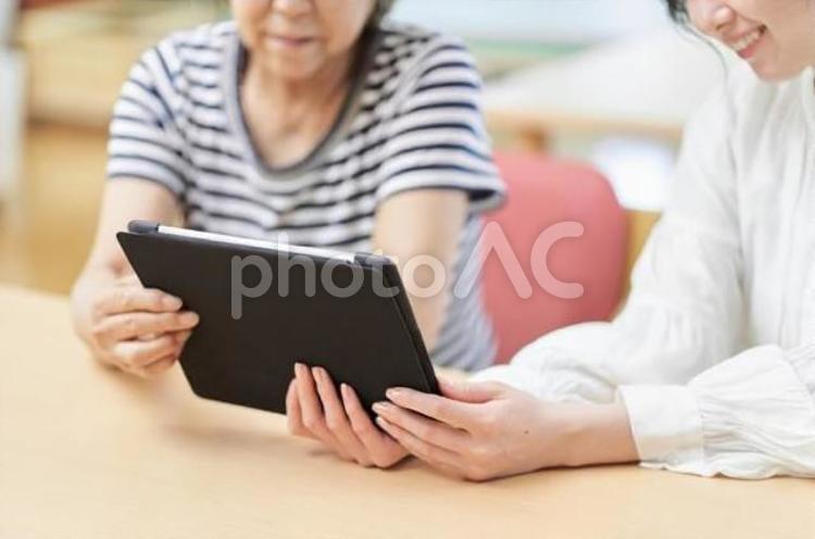 一緒にタブレットを見る母子の手元 タブレット,見る,親子の写真素材