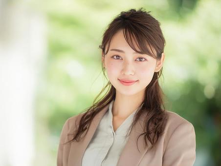 自信に満ちた女性の姿 自信に満ちた女性の姿の写真