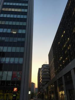 都会の夕暮れ 都会の夕暮れの写真