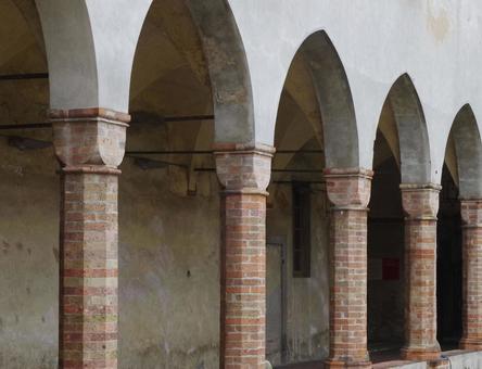 建造物 中庭 回廊 イタリアの建築物 建造物 中庭 回廊 イタリアの建築物 建造物,回廊,円柱の写真素材