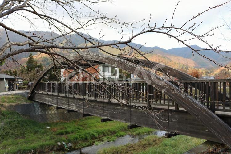 山梨県の河口湖畔にある橋 山梨県,河口湖,秋の写真素材