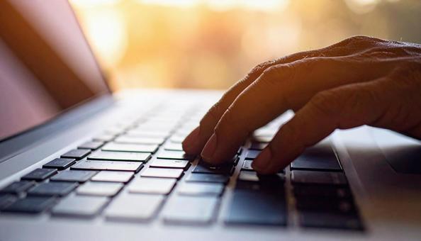 キーボードに入力する手の写真