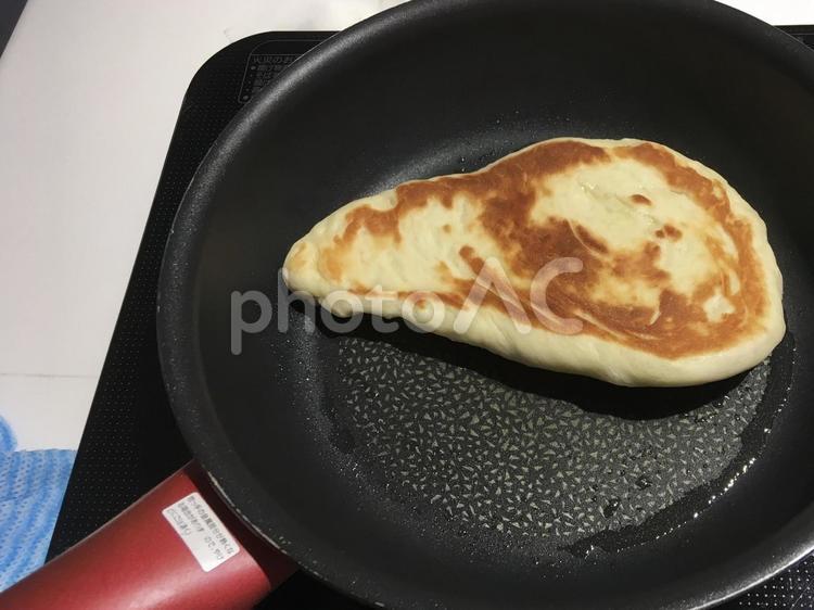 フライパンで焼くナン ナン,インド料理,パンの写真素材