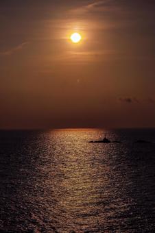 灯台とサンロード 灯台とサンロード 夕日,サンロード,灯台の写真素材