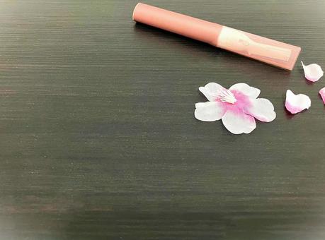 花と一緒に並んだ電動シェーバー 花と一緒に並んだ電動シェーバー 女性用シェーバー,電動シェーバー,ムダ毛ケアの写真素材