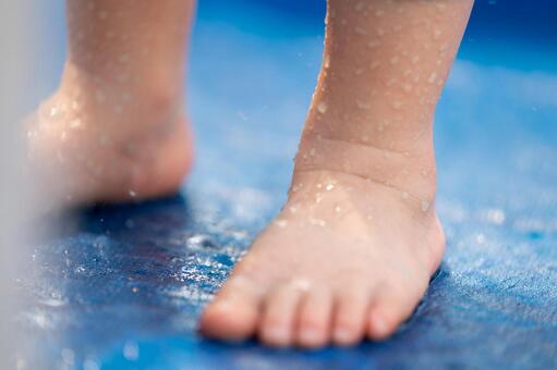 水遊びをする子どもの足 子ども,裸足,足の写真素材
