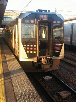 駅に停まる電車 鉄道,ホーム,風景の写真素材