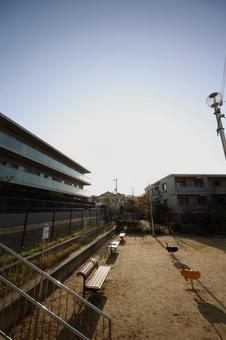 朝方の公園 児童公園,ベンチ,集合住宅の写真素材