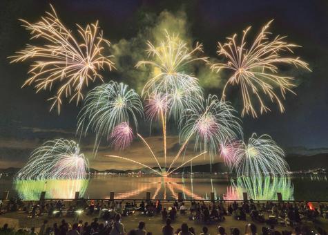 オープニングショーを堪能する オープニングショーを堪能する 花火,花火大会,打ち上げ花火の写真素材