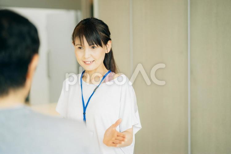 スポーツジムの受付をする女性 受付,スポーツジム,スタッフの写真素材