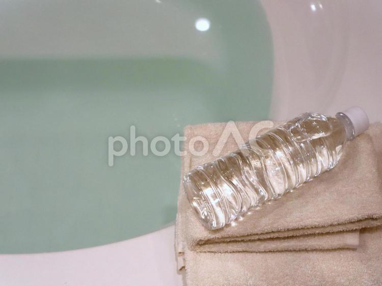 ミネラルウォーターとタオルとお風呂 水分補給,水分摂取,風呂の写真素材