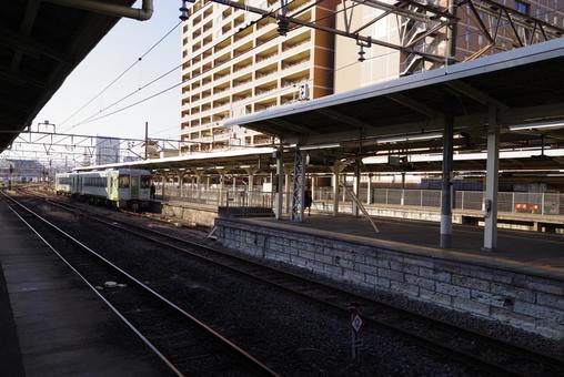 高崎駅（八高線　終着駅　始発駅）・朝　  町並み,建物,交通の写真素材