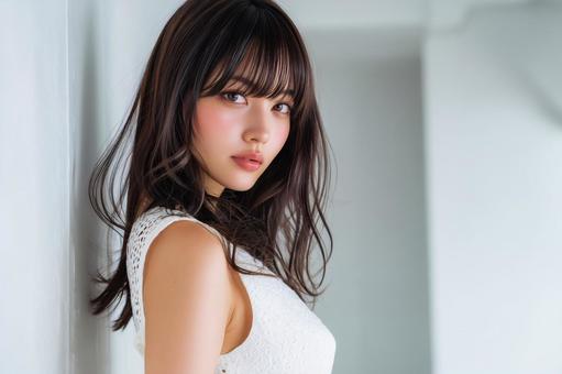 白いトップスを着た日本人女性の写真
