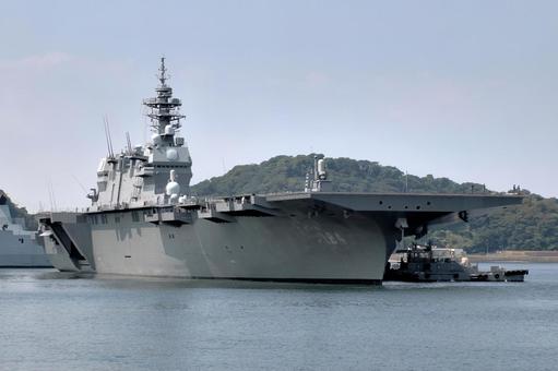 横須賀を出港する護衛艦「加賀」 横須賀を出港する護衛艦「加賀」 護衛艦,空母,加賀の写真素材