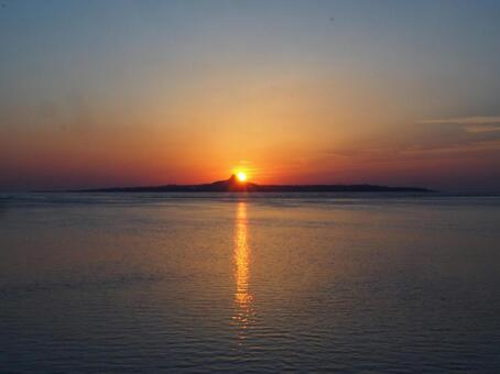 備瀬ビーチからの夕日 夕暮れ,夕焼け,サンセットの写真素材
