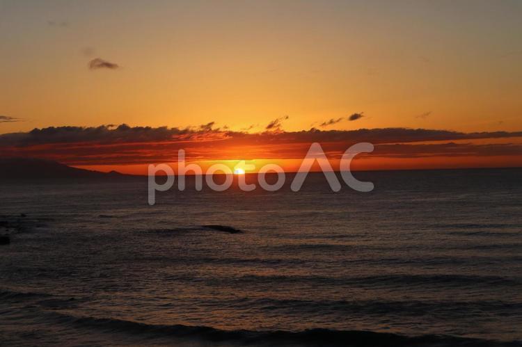 水平線から出る朝陽と海と空の風景 水平線,朝陽,海の写真素材