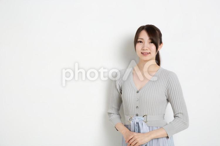 両手を前に添えて笑っているポニーテールの女性（コピースペース） 女,女性,日本人の写真素材