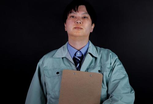 作業着の男性社員 作業着の男性社員の写真