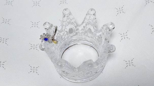 ガラスの王冠と指輪の写真