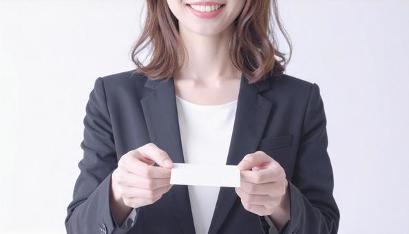 笑顔で名刺を差し出す日本人女性 笑顔で名刺を差し出す日本人女性の写真