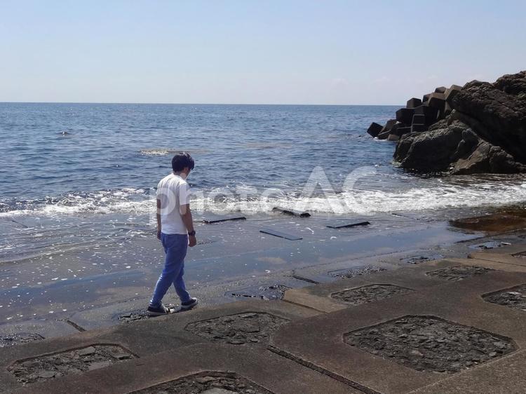 海岸を歩く男性 海,男性,夏の写真素材