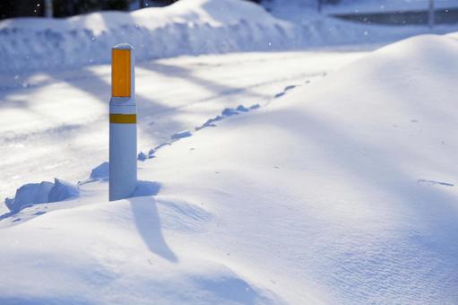 雪の道端 雪の道端の写真