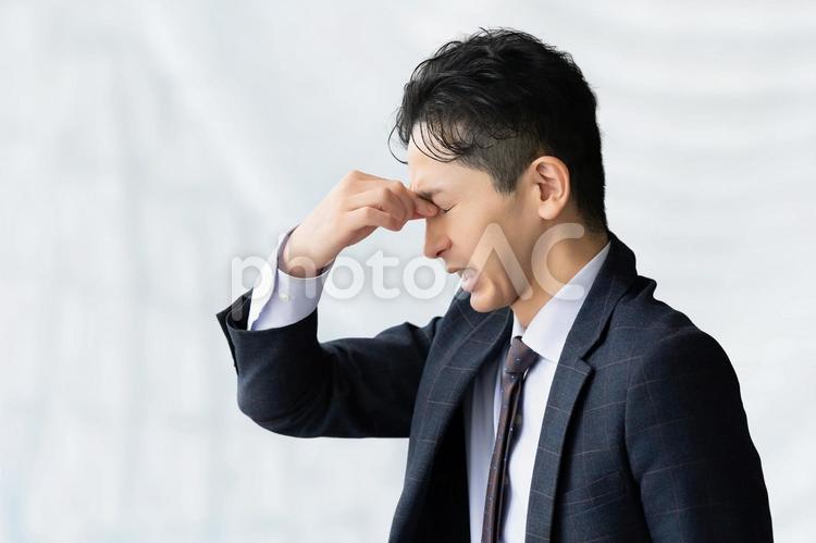 目の疲れに悩まされる男性ビジネスマン 男性,ビジネス,ビジネスマンの写真素材