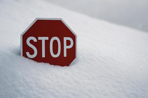 雪に埋もれた標識 大雪 豪雪 雪に埋もれた標識 大雪 豪雪の写真