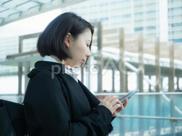 【女性】外回りの仕事をする女性 ol,オフィスレディ,女性の写真素材