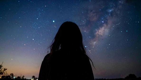 星空を眺めている女性 星空を眺めている女性の写真