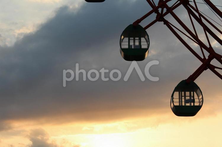 観覧車と夕焼け 観覧車,夕焼け,空の写真素材