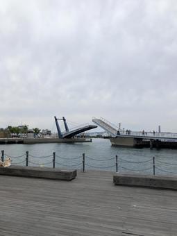 ブルーウィングもじ 歩行者専用 はね橋 日本の風景,北九州市,門司港レトロの写真素材