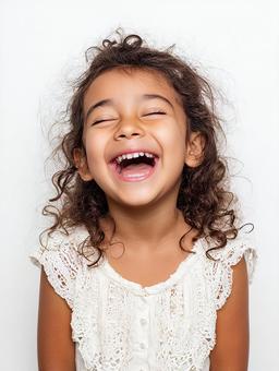 純粋な喜びを表現する、可愛い女の子の笑顔 純粋な喜びを表現する、可愛い女の子の笑顔の写真