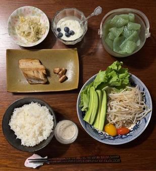 政府備蓄米と焼きほっけとニンニク等の夕食 政府備蓄米と焼きほっけとニンニク等の夕食 夕食,政府備蓄米,ご飯の写真素材