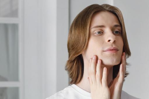 両手で頬を触る男性 男性,外国人,欧米人の写真素材