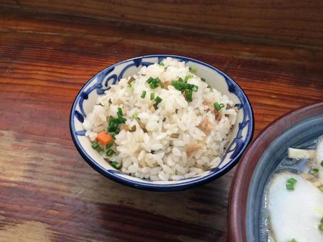 沖縄の炊き込みご飯ジューシーと沖縄そば 沖縄の炊き込みご飯ジューシーと沖縄そば ジューシー,じゅーしー,クファジューシーの写真素材