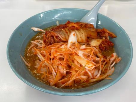 辛ネギとキムチがのった味噌ラーメン 辛ネギとキムチがのった味噌ラーメン 食べ物,食事,フードの写真素材